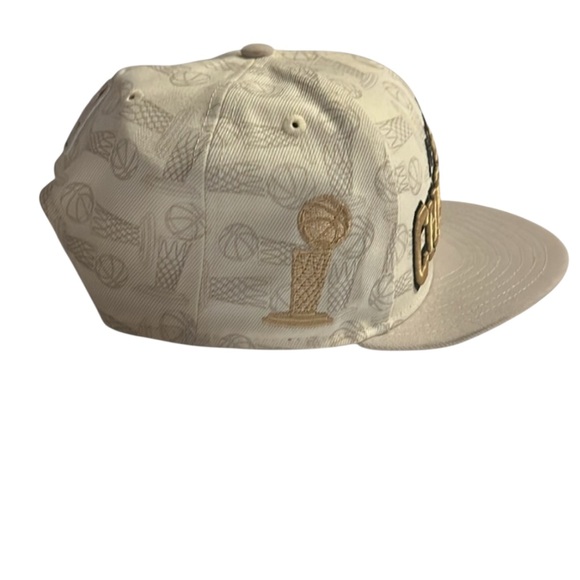 Boston Celtics New Era 2023/2024 NBA Champions 9FIFTY Locker Room Snapback Hat - Picture 4 of 9